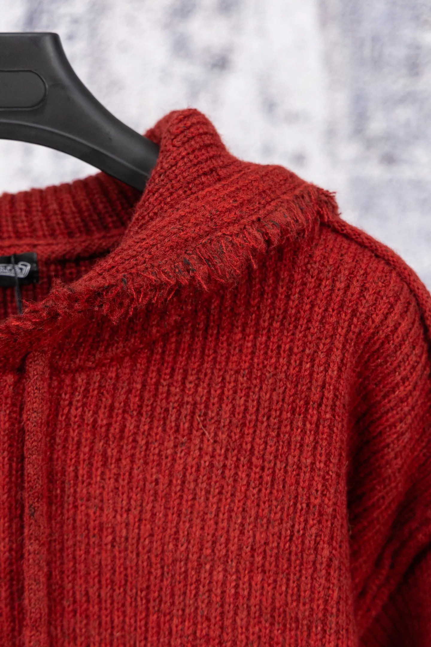 P300 Chrome Hearts CH Chrome Hearts 2025 hooded red sweater. Cross tassel leather label hooded soft and waxy red sweater. The sweater has a soft and waxy feel. The classic cross leather label design on the back cap is really great to wear as an inner layer or as a stand-alone in winter. It is full of Christmas and New Year flavor. It is a very practical item and is very versatile. It is recommended to buy it early. Size: S M L Color: Red